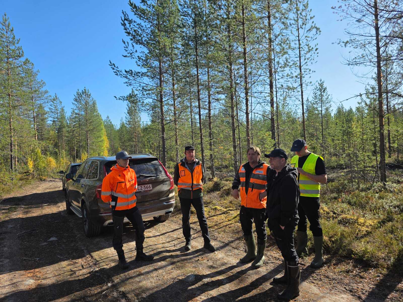 PEFC sertifioinnin maastokatselmus alkamassa.jpg