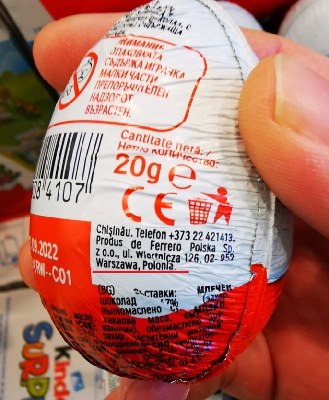  Exempelbild på märkningen som visar tillverkningsplatsen på ett Kinderägg som tillverkats i Polen.