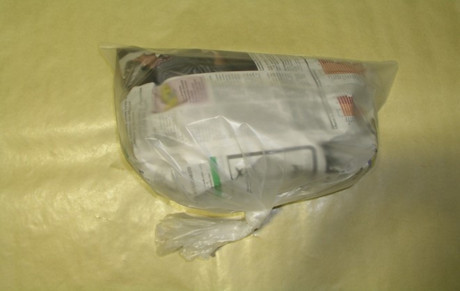 Sanomalehtiin kääritty näyte muovipussissa