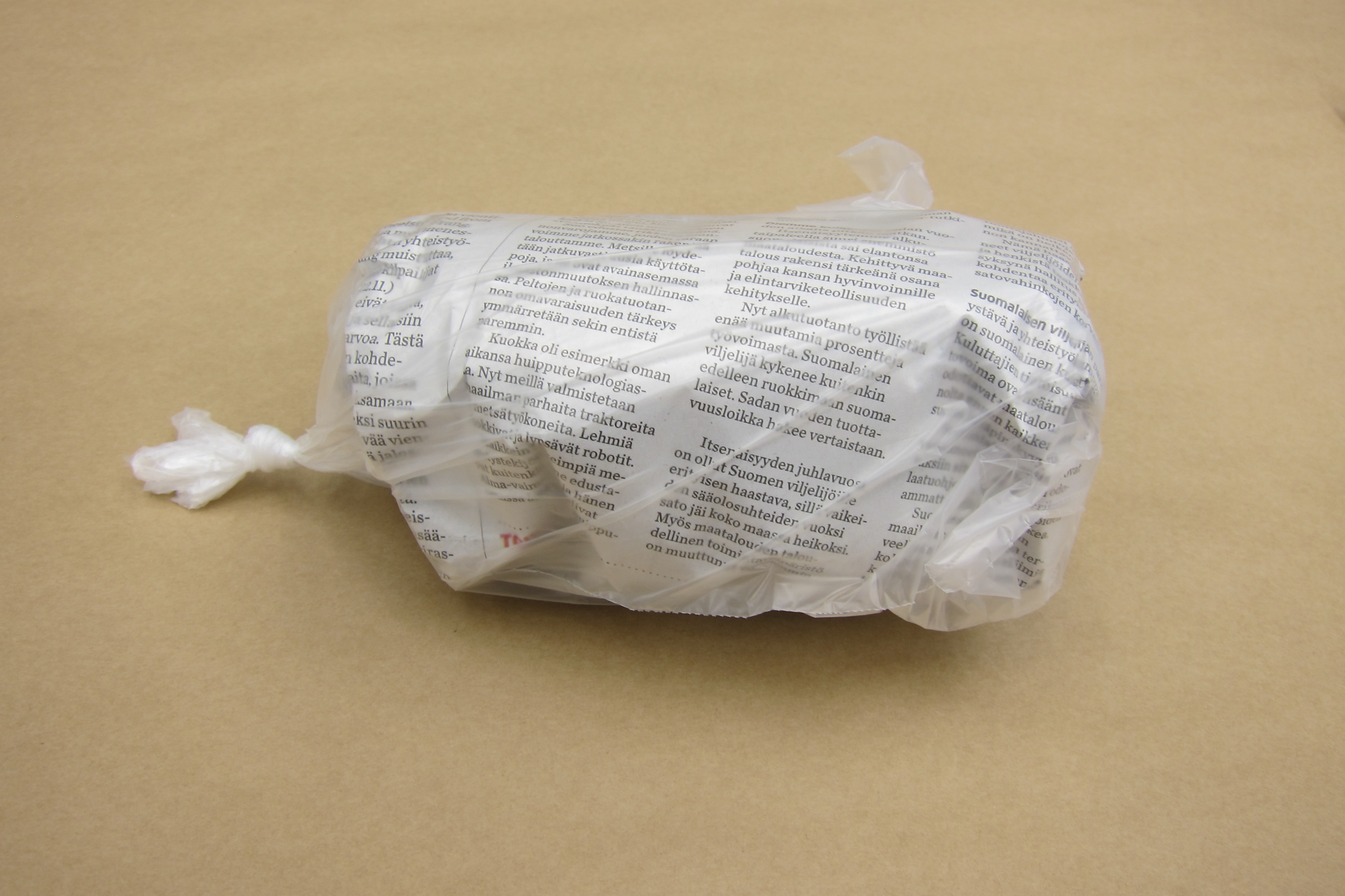 Lägg ett absorberande lager tidningspapper och lägg provet i en plastpåse.