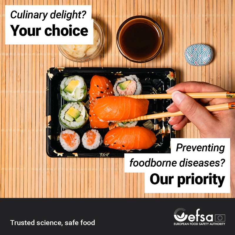 Kuva sushisetistä ja käsissä olevista syömäpuikoista