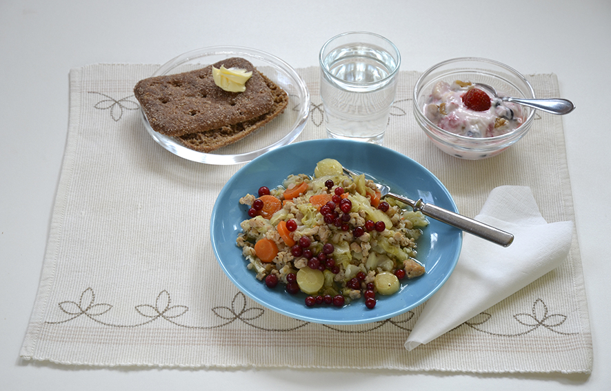 Kuvassa kaalipata (broilerijauhelihaa), puolukat, ruisleipää ja levitettä, maito/piimä/vesi, marjajogurtti
