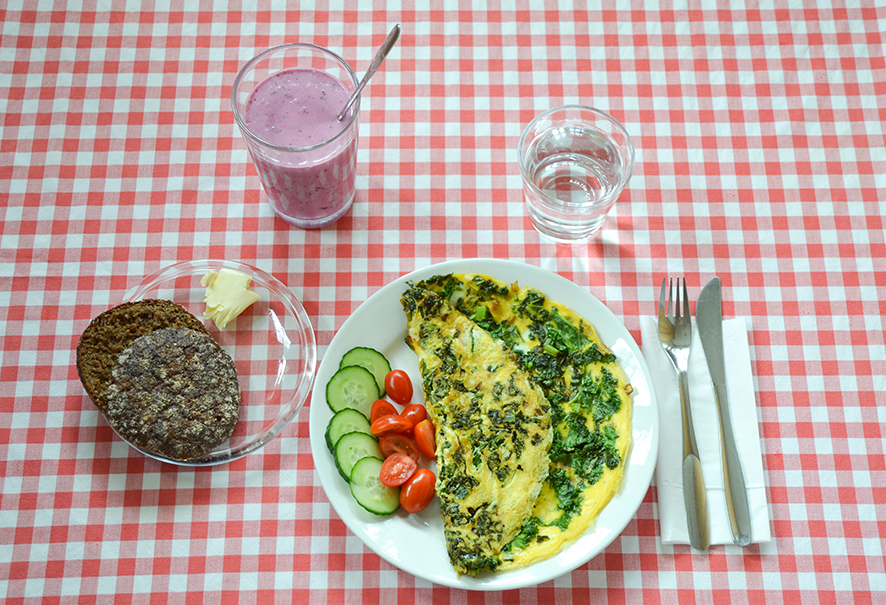 Kuvassa kasvismunakas annos, salaatti, ruokajuoma ja hedelmäsmoothie.
