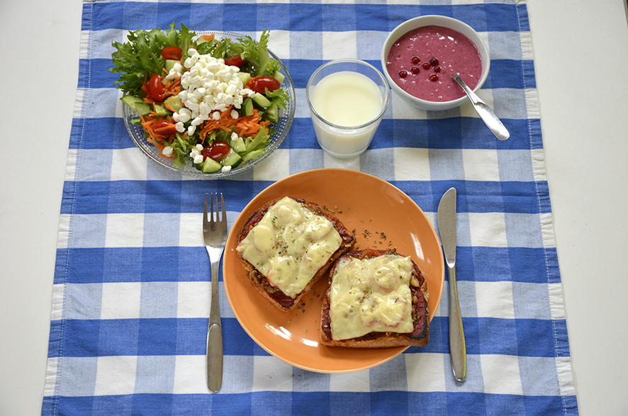 Kuvassa Pizzaleivät, raejuustosalaatti, vesi, puolukkavispipuuro, maito