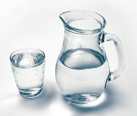 Kuvassa Vesikannu ja lasillinen vettä