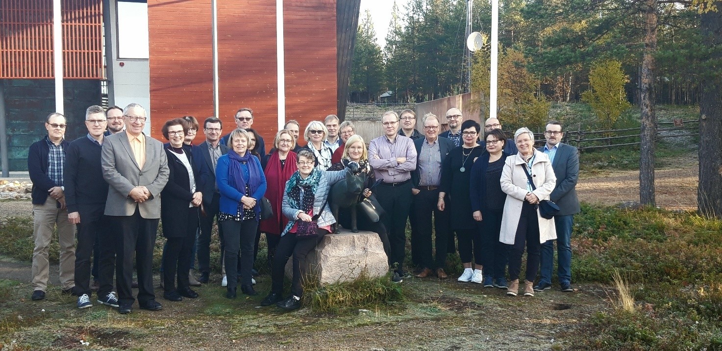 ELY-keskusten maaseutupäälliköt ryhmäkuvassa saamelaismuseo Siidan edessä Lapissa