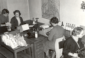 Näytteiden tietojen kirjaaminen kirjoituskoneella 1950-luvulla moninkertaisille papereille kalkkeeripapereiden avulla.